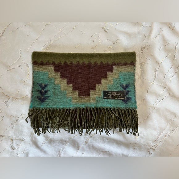 Hand tailored scarf - Picture 6 of 6